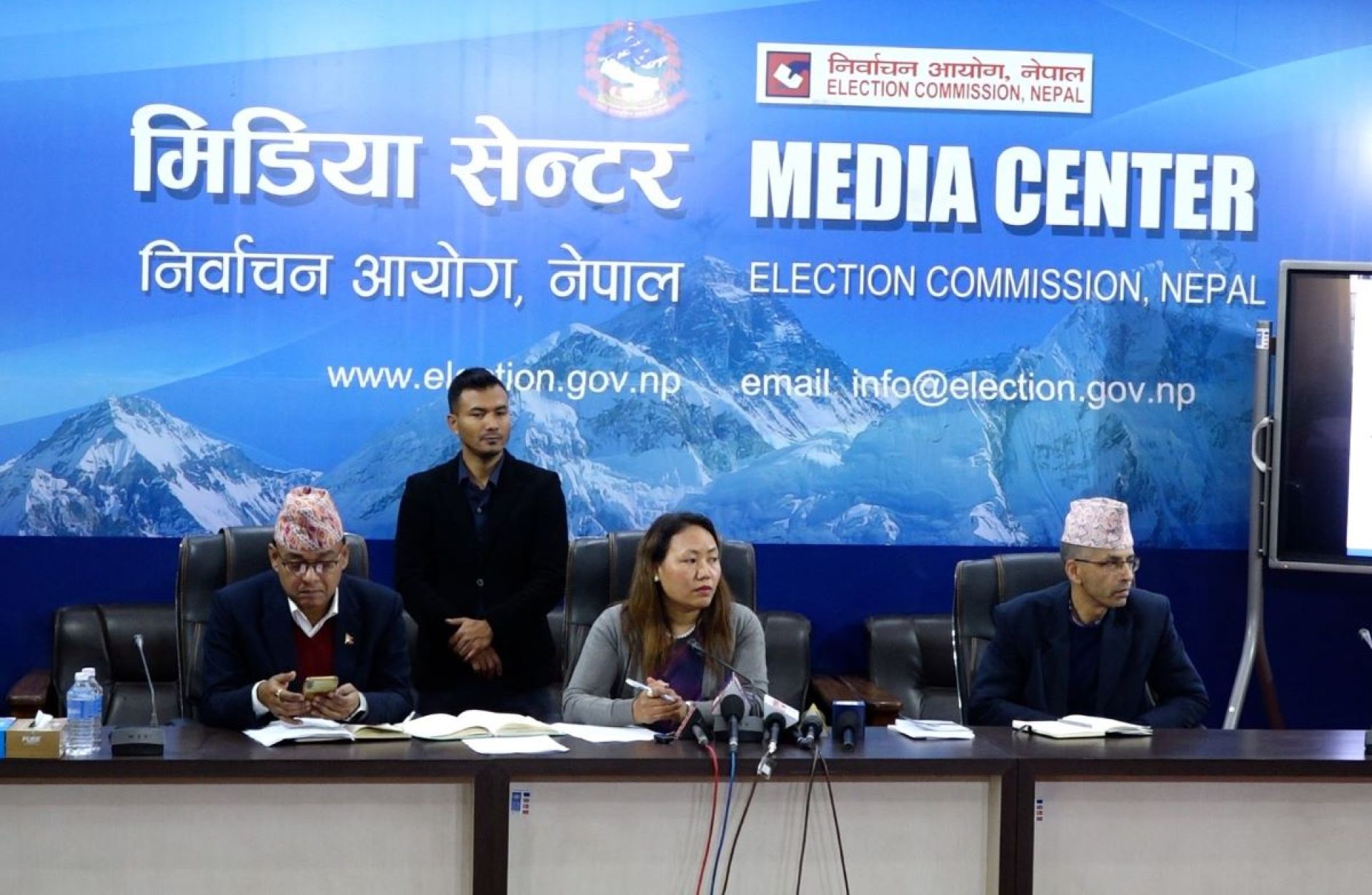 ४१ वटा दलद्वारा आयोगमा घोषणा पत्र पेस, बैंक खाता खोल्नेक्रम जारी